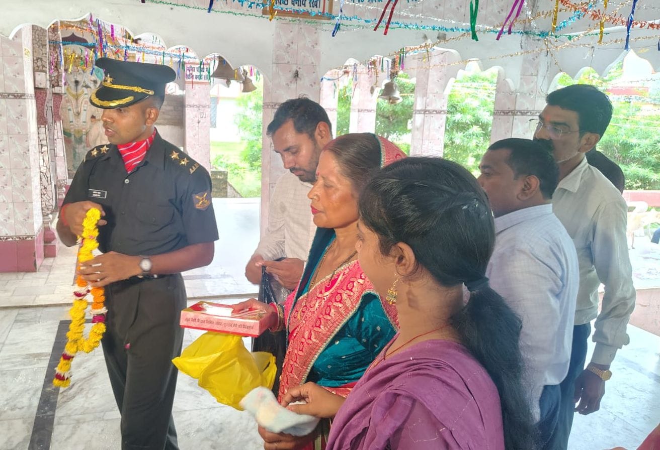 फोटो-1- मंदिर में परिजनों के साथ माथा टेकने पहुंचे लेफ्टिनेंट अमन पाल। संवाद