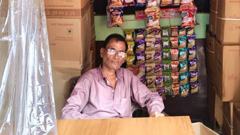फोटो- 10 घटना की जानकारी देता दुकानदार।