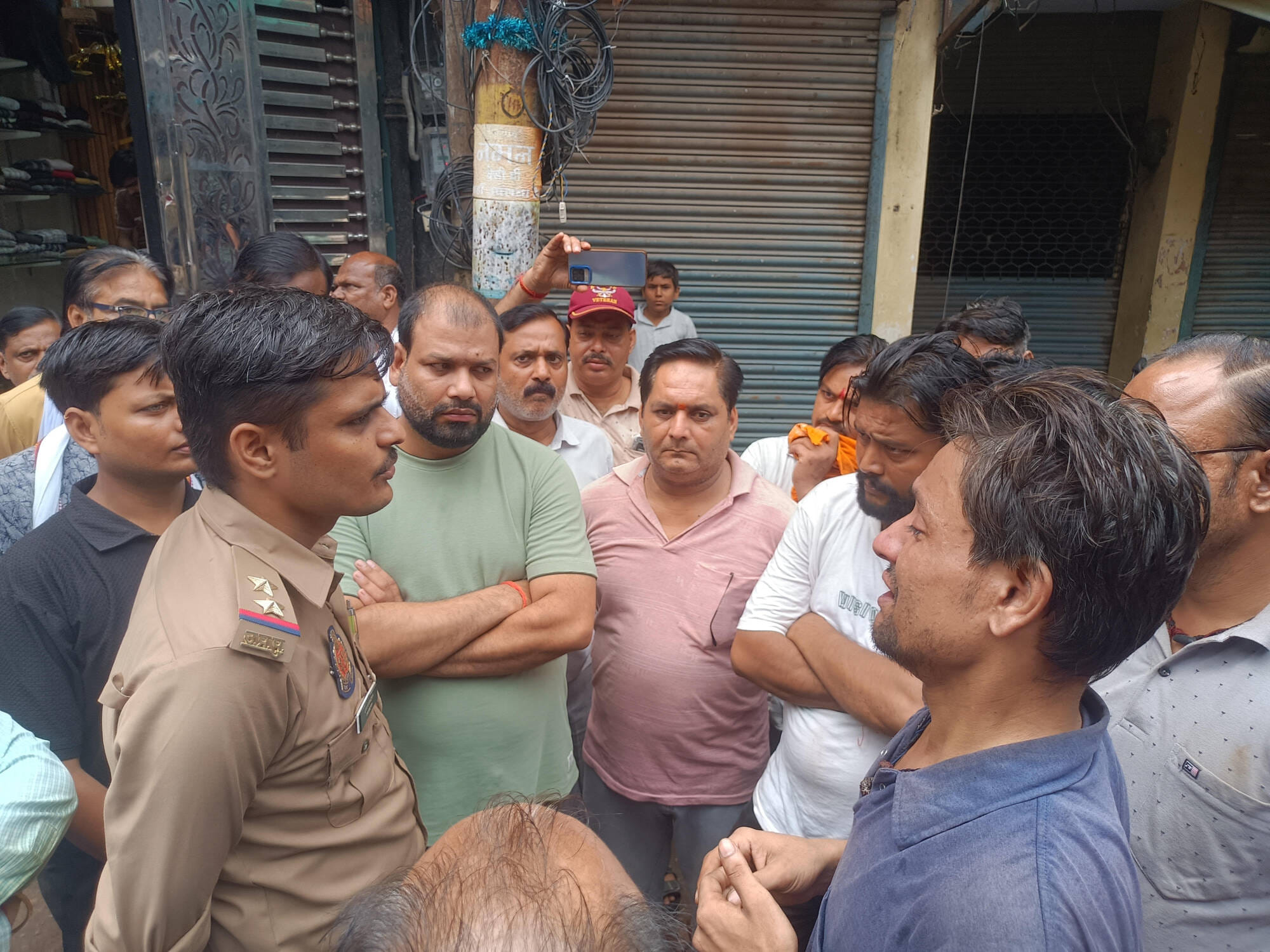 फोटो 11 एचएएमपी 04- राठ में मृतक के परिजन व पड़ोसियों से जानकारी लेते पुलिसकर्मी। संवाद