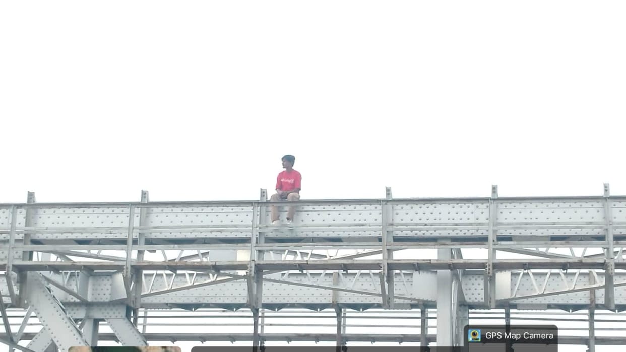 Man accused of cheating on girlfriend climbs railway bridge; two-hour drama ensues.