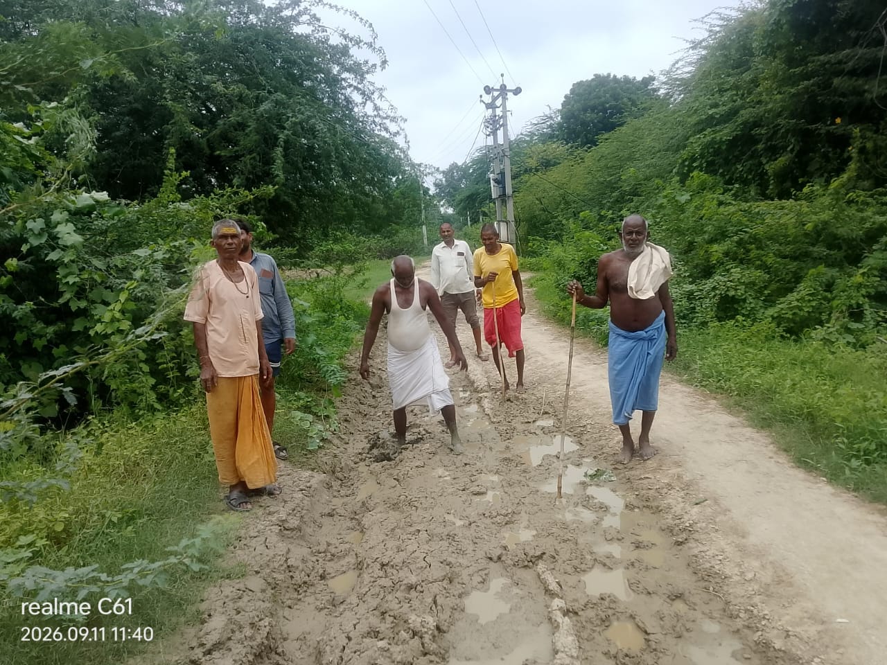 फोटो -15- गांव की मुख्य सड़क पर भरा कीचड़। संवाद
