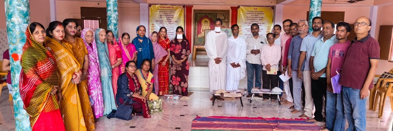 फोटो-16- नगर स्थित जैन सभा भवन में कथावाचकों के साथ मौजूद जैन समाज के लोग। स्रोत जैन सभा