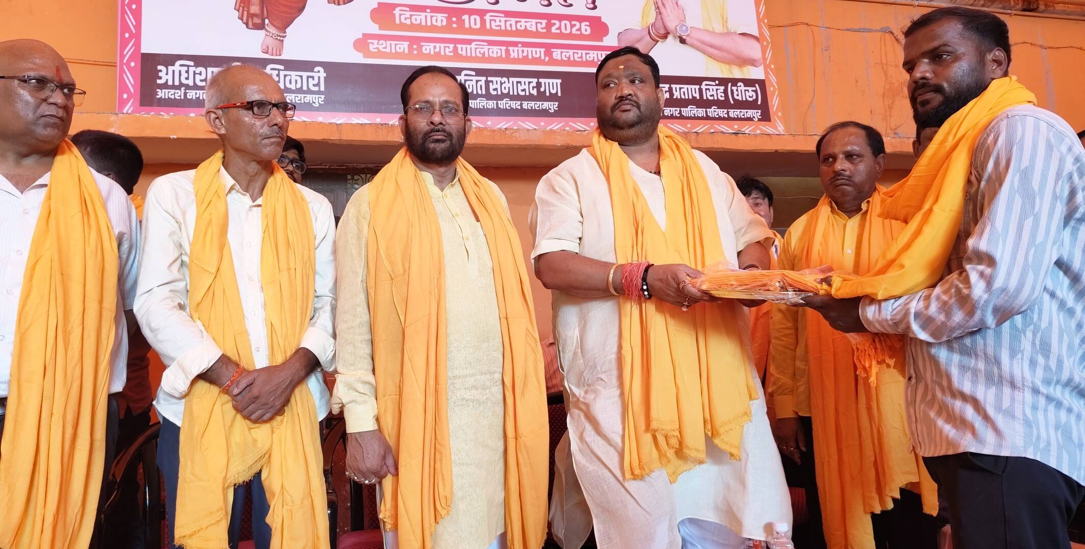 फोटो-19- नगर में आयोजित कार्यक्रम में गणेश प्रतिमा पंडाल आयोजक को सम्मानित करते चेयरमैन धीरेंद