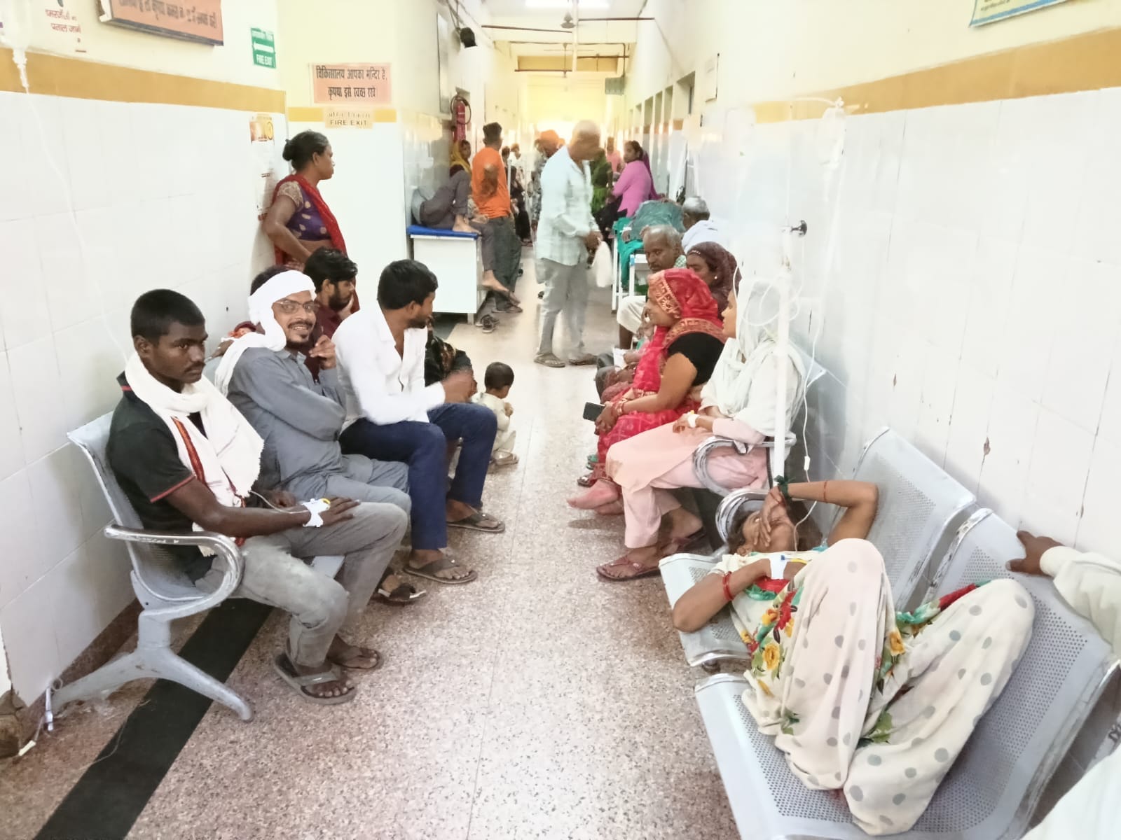 फोटो-20- जिला अस्पताल के ट्रामा सेंटर में गैलरी में लेटे भर्ती बुखार के मरीज। संवाद