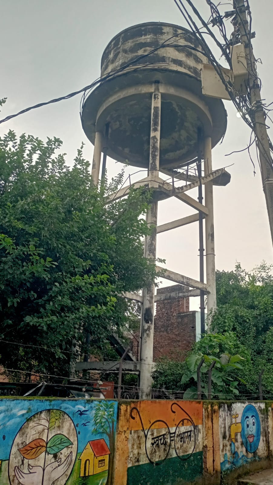 फोटो -21- लक्ष्मी नगर मोहल्ले में बनी पानी की टंकी। संवाद
