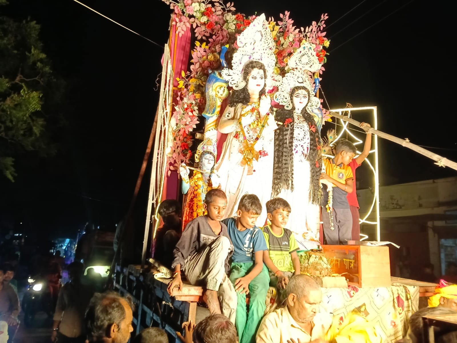 फोटो-25- तुलसीपुर नगर में श्रीकृष्ण प्रतिमा विसर्जन के लिए निकला शोभायात्रा। स्रोत पंडाल आयोजक
