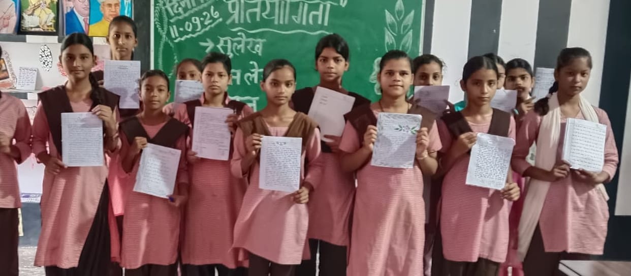 Students of classes 6 and 8 demonstrated linguistic proficiency; winners were honored