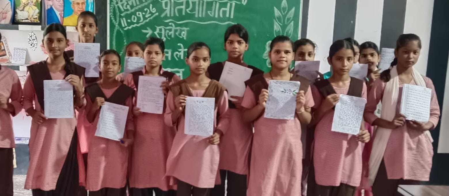 फोटो-26- नगर के कंपोजिट विद्यालय आदर्श में हिंदी-अंग्रेजी सुलेख प्रतियोगिता में शामिल विद्यार्थ
