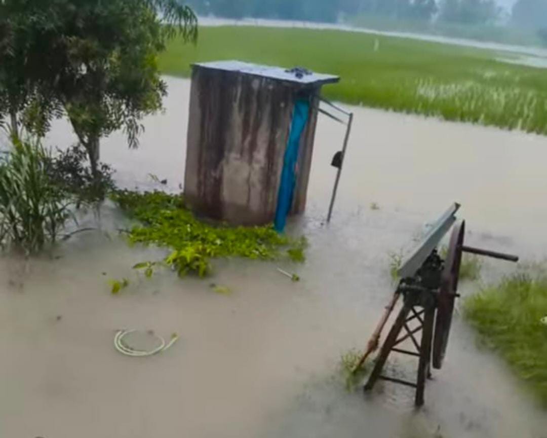 Water levels of the Garra and Ganga rivers have risen; water has entered the villages.