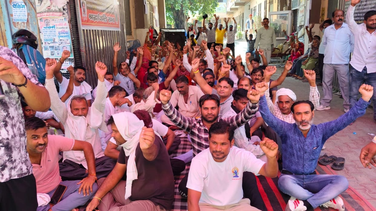 Sanitation workers' strike continues; 200 tonnes of garbage piled up.