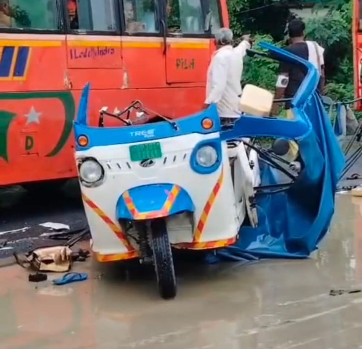 Two killed, six injured after Roadways bus hits auto-rickshaw