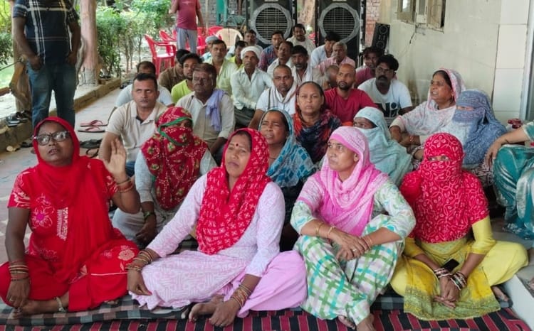 फोटो - नगर परिषद कार्यालय परिसर में धरना पर बैठे हुए सफाईकर्मी। स्रोत - प्रवक्ता
