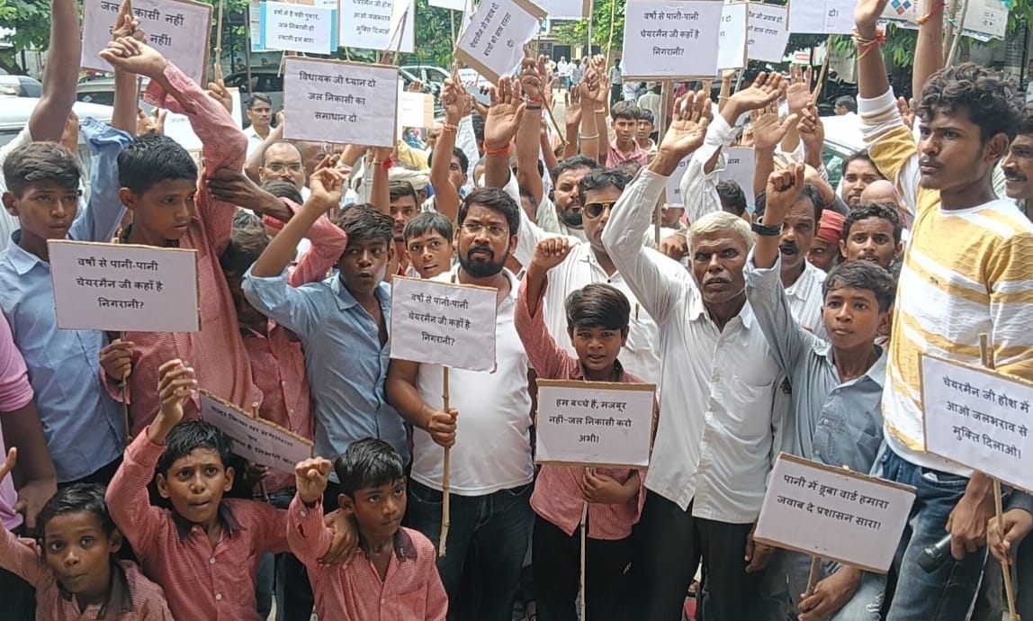 Anger erupts over waterlogging; slogans raised at the Nagar Panchayat office