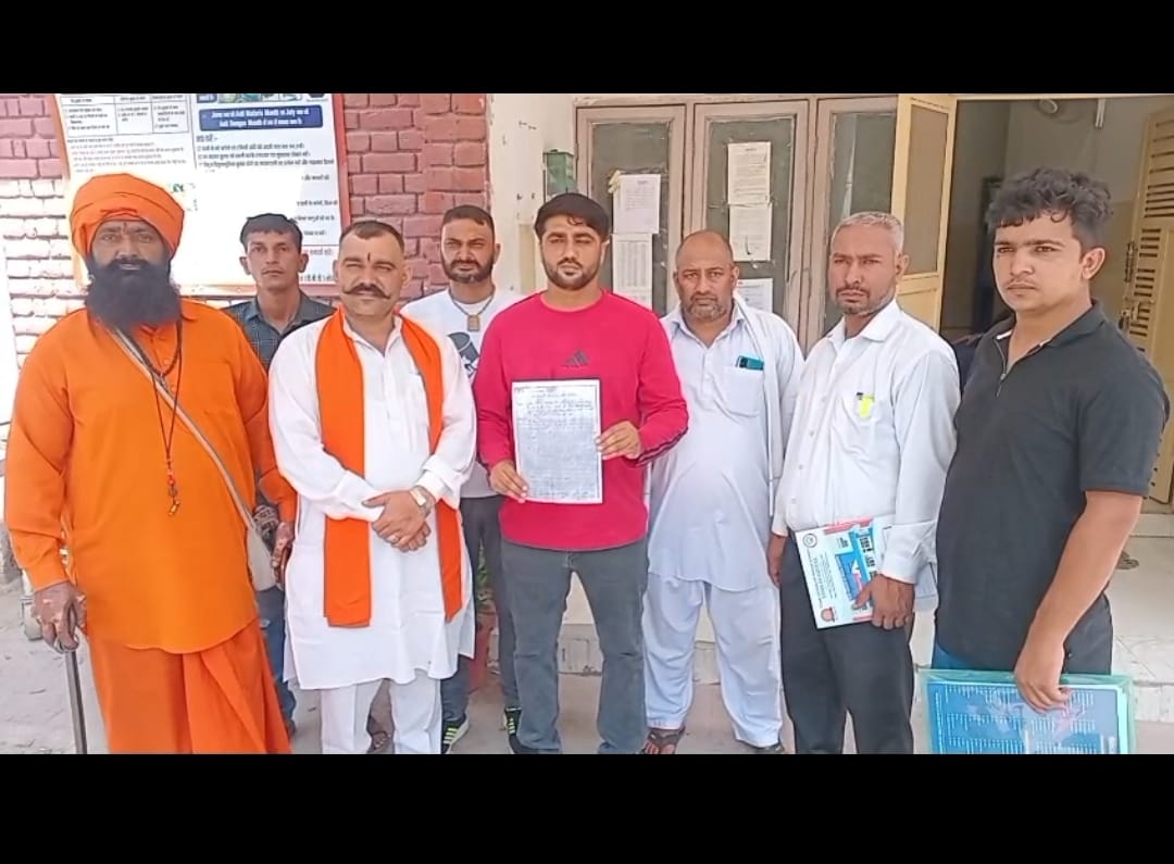 फोटो  : सोनीपत के सिविल सर्जन कार्यालय  में शिकायत लेकर पहुंचे जाट जोशी निवासी अंकित व अन्य। स