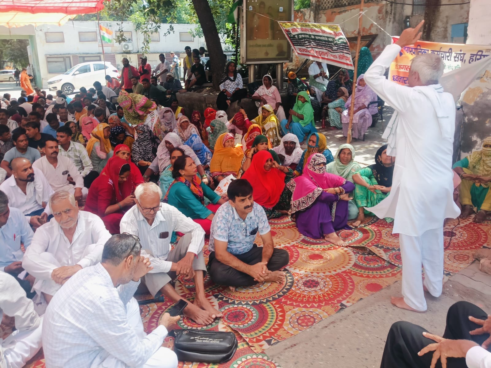 फोटो : सोनीपत नगर निगम कार्यालय में धरने पर बैठे हड़ताली कर्मचारी। संवाद