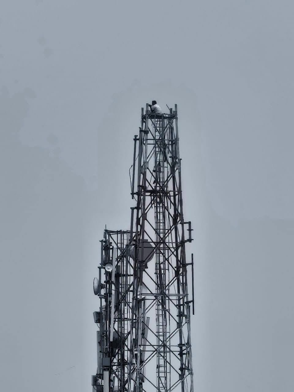 फोटो401-1टॉवर पर बैठा हुआ युवक