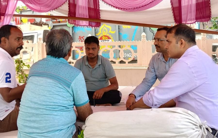 No consensus reached on demands; sit-in continued for the sixth day.
