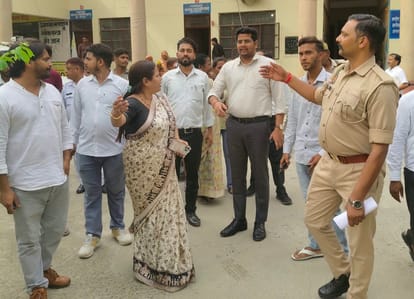 फोटो61पटियाली में एसडीएम से नजूल की भूमि से हटाए गए कब्जे के बारे में जानकारी करतीं जिला पंचा