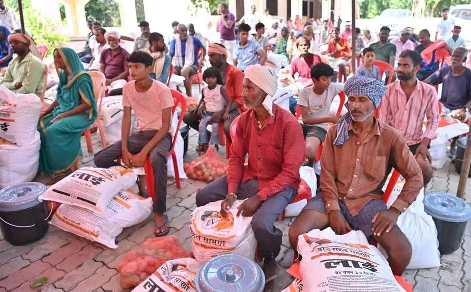 गोंडा में बाढ़ के हालात व पीड़ितों को बांटी गई राहत सामग्री। संवाद