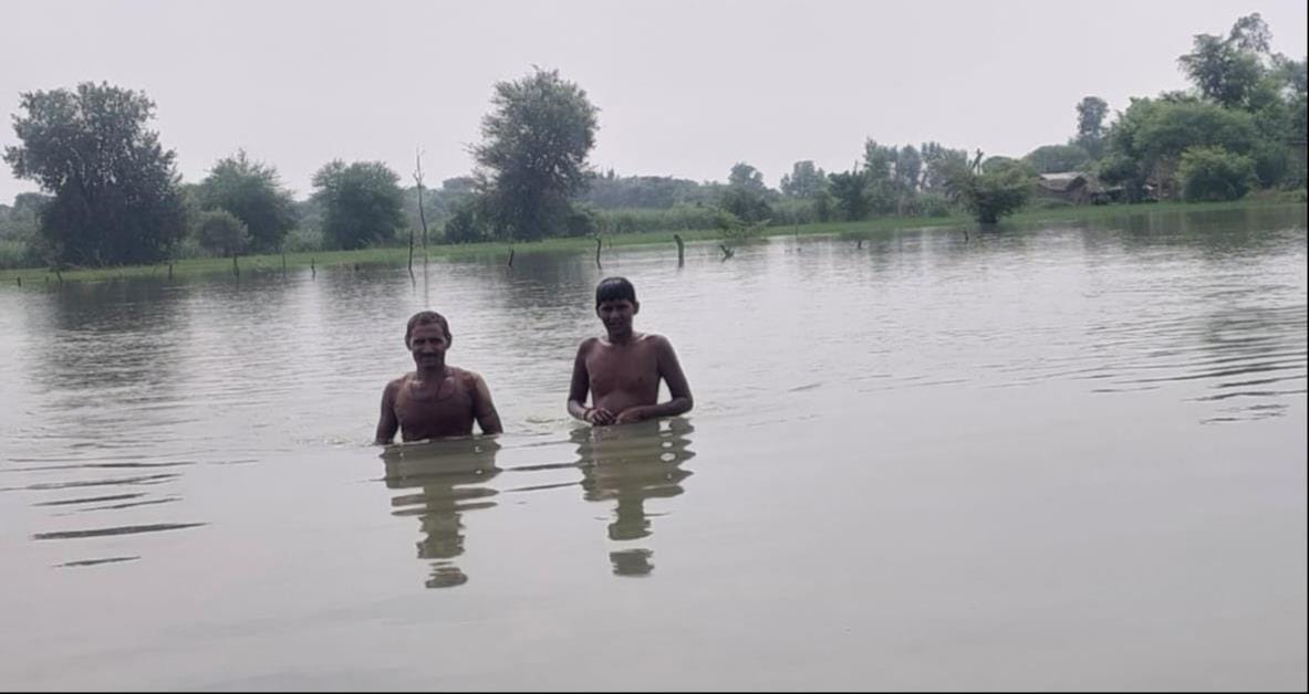 गोंडा में बाढ़ के हातात बयां करतीं तस्वीरें। संवाद
