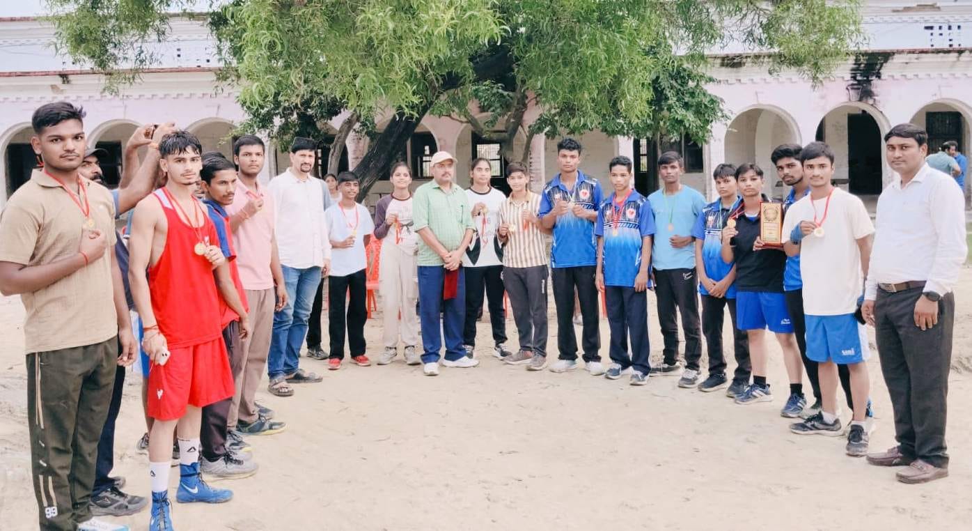 गाजीपुर में आयोजित बॉक्सिंग प्रतियोगिता में मेडल के साथ जीते खिलाड़ी। स्रोत:-जागरूक पाठक