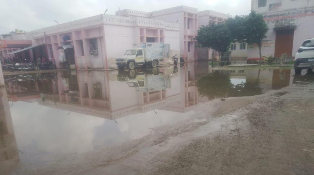 गिलौला में ट्रांसफार्मर के पास जलभराव