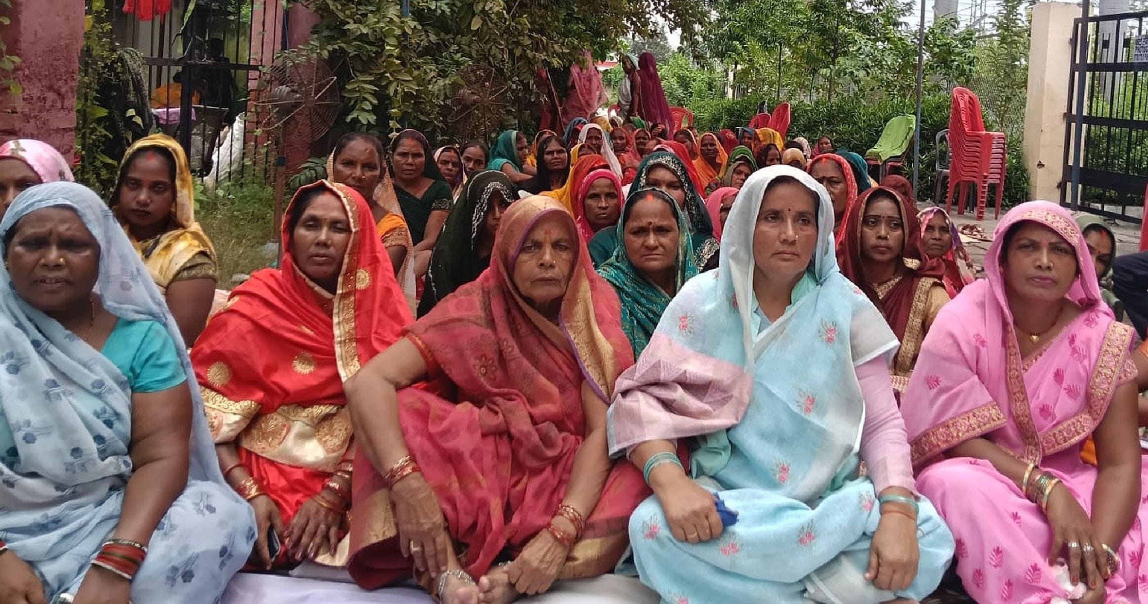 गौरीगंज अधीक्षण अभियंता कार्यालय में धरने पर बैठी महिलाएं। -संवाद