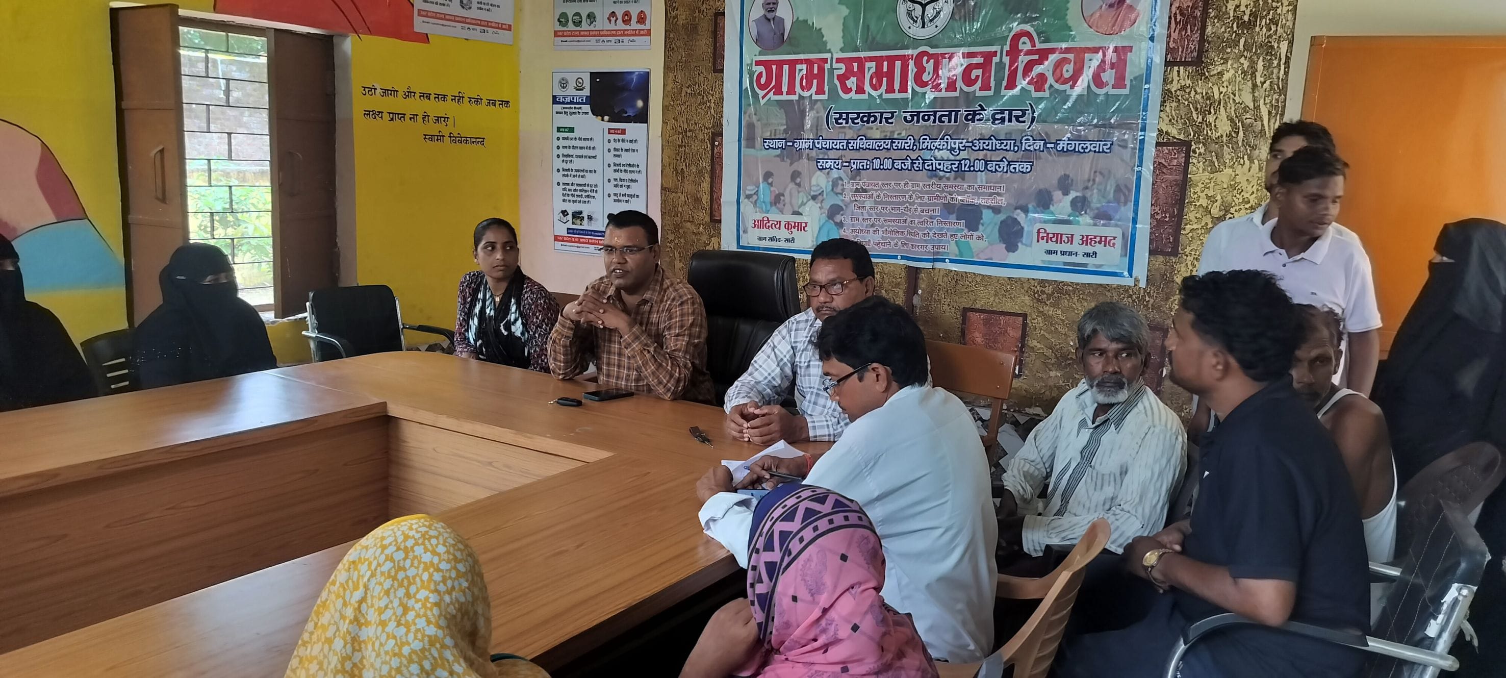 ग्रामपंचायत सारी में जन सुनवाई करते सचिव