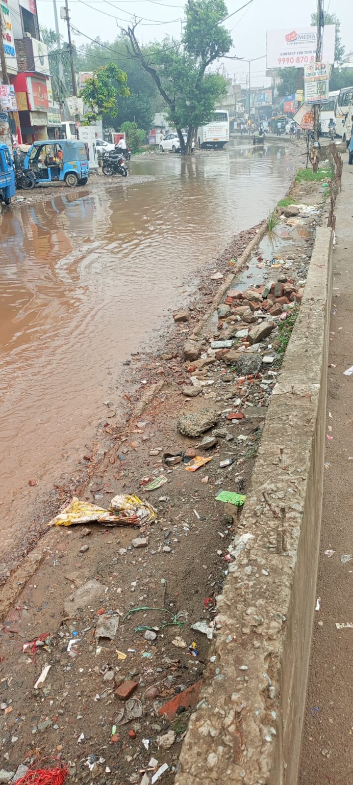 ग्रेटर नोएडा के सूरजपुर मेन बाजार रोड पर बारिश के कारण जलभराव। संवाद