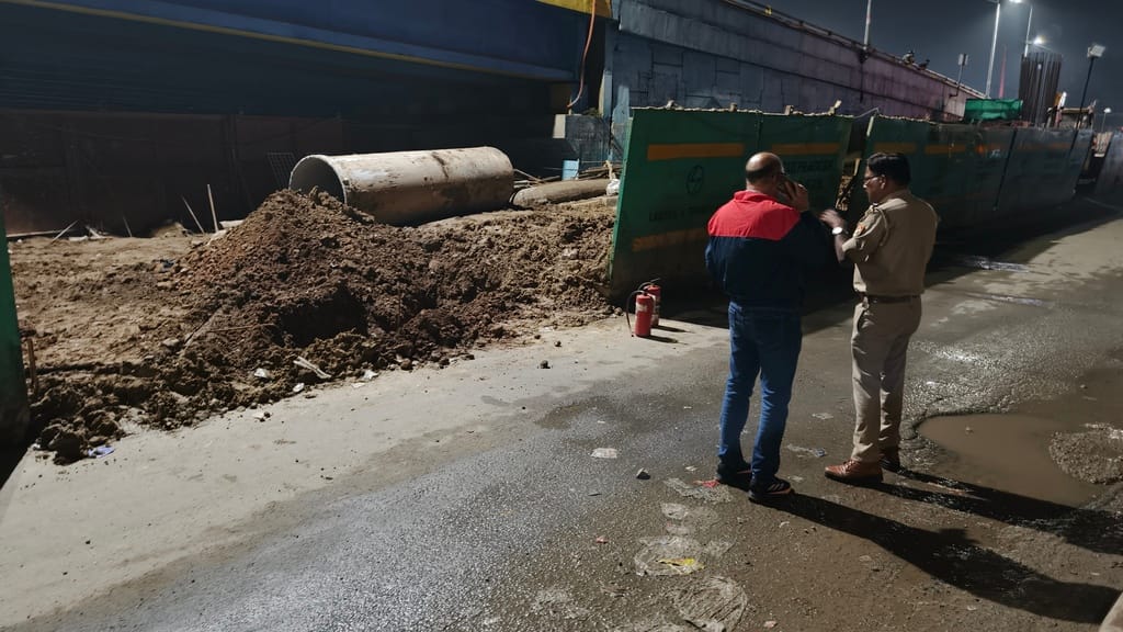 Steel gas pipeline ruptured during Metro excavation work; gas supply suspended.