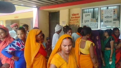 गांवों में जलभराव व अस्पताल में लगी भीड़।