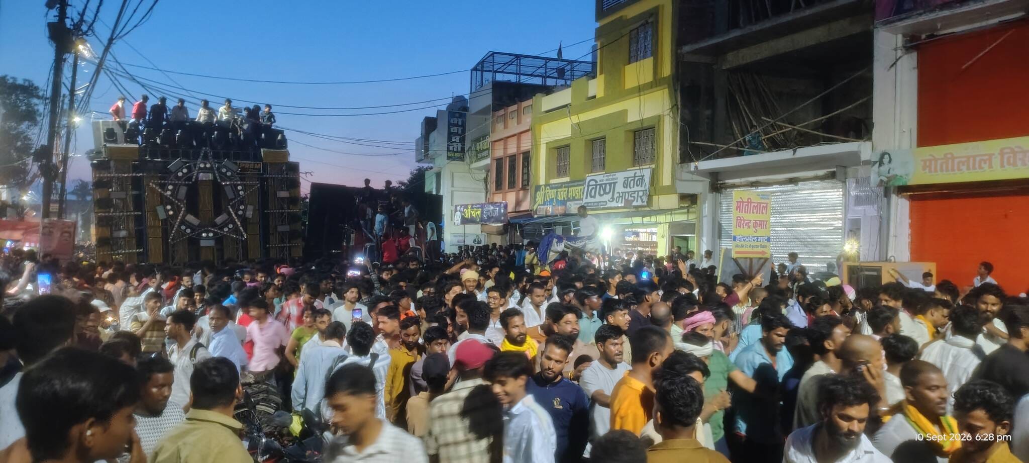 हाटा में श्री कृष्ण जन्माष्टमी जुलूस में शामिल युवक और डीजे।
