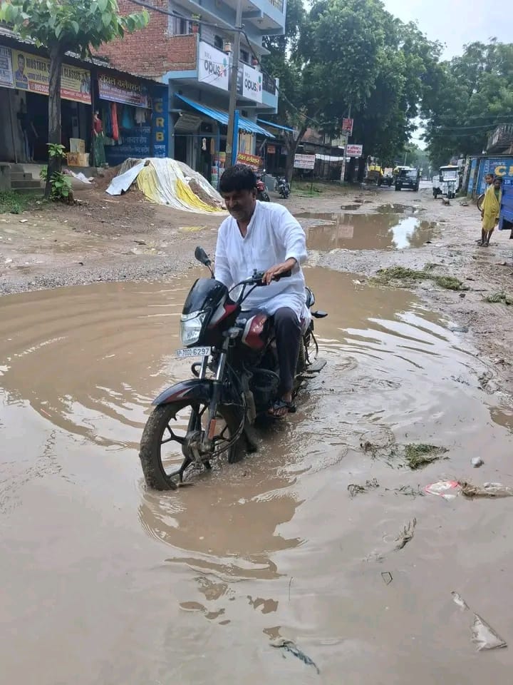 Commuters troubled by waterlogging on Mohammdabad Road