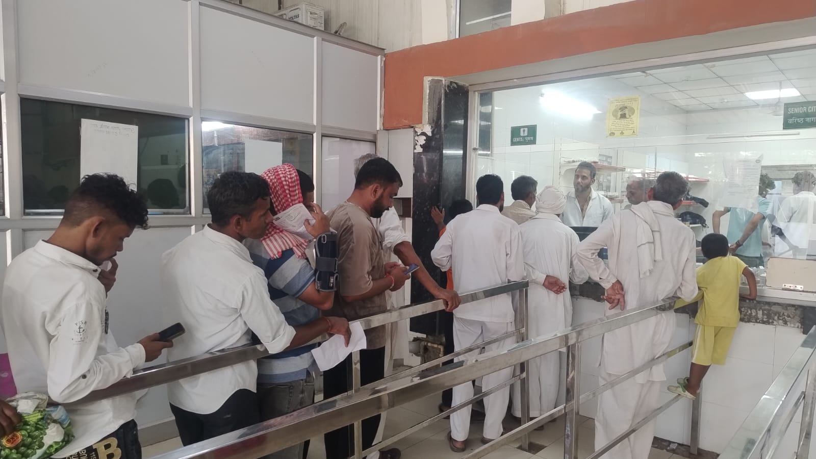 जिला अस्पताल में दवाईयों के लिए लगी लंबी कतार।