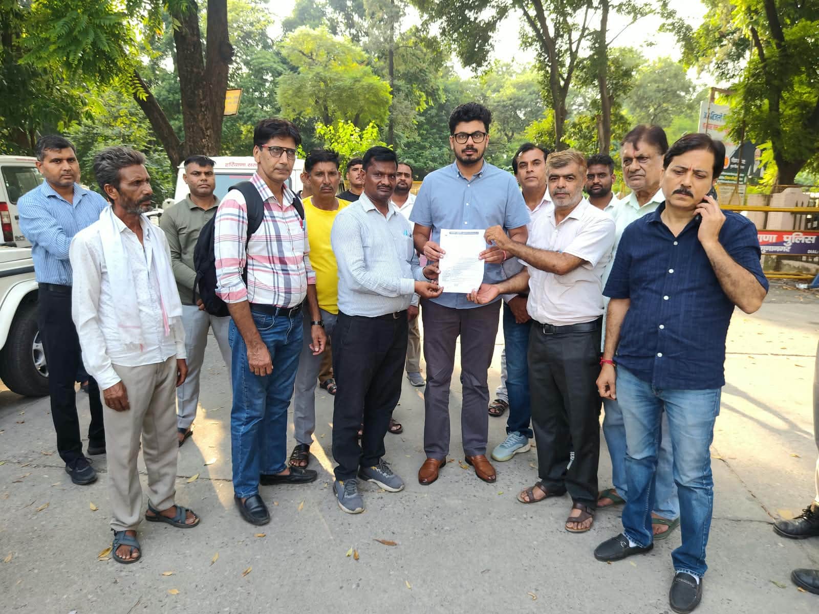 जिला सचिवालय में तहसीलदार को ज्ञापन सौंपते अतिथि अध्यापक। संगठन