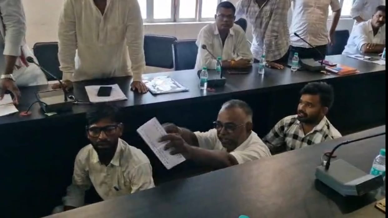 Councilors left their seats and sat on the floor; five demands were met.