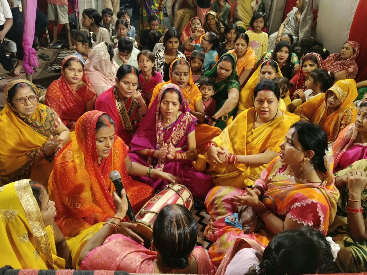 झूलेलाल चौराहा पर आयोजित कृष्ण जन्म महोत्सव में सोहर गातीं महिलाएं। स्रोत: आयोजक