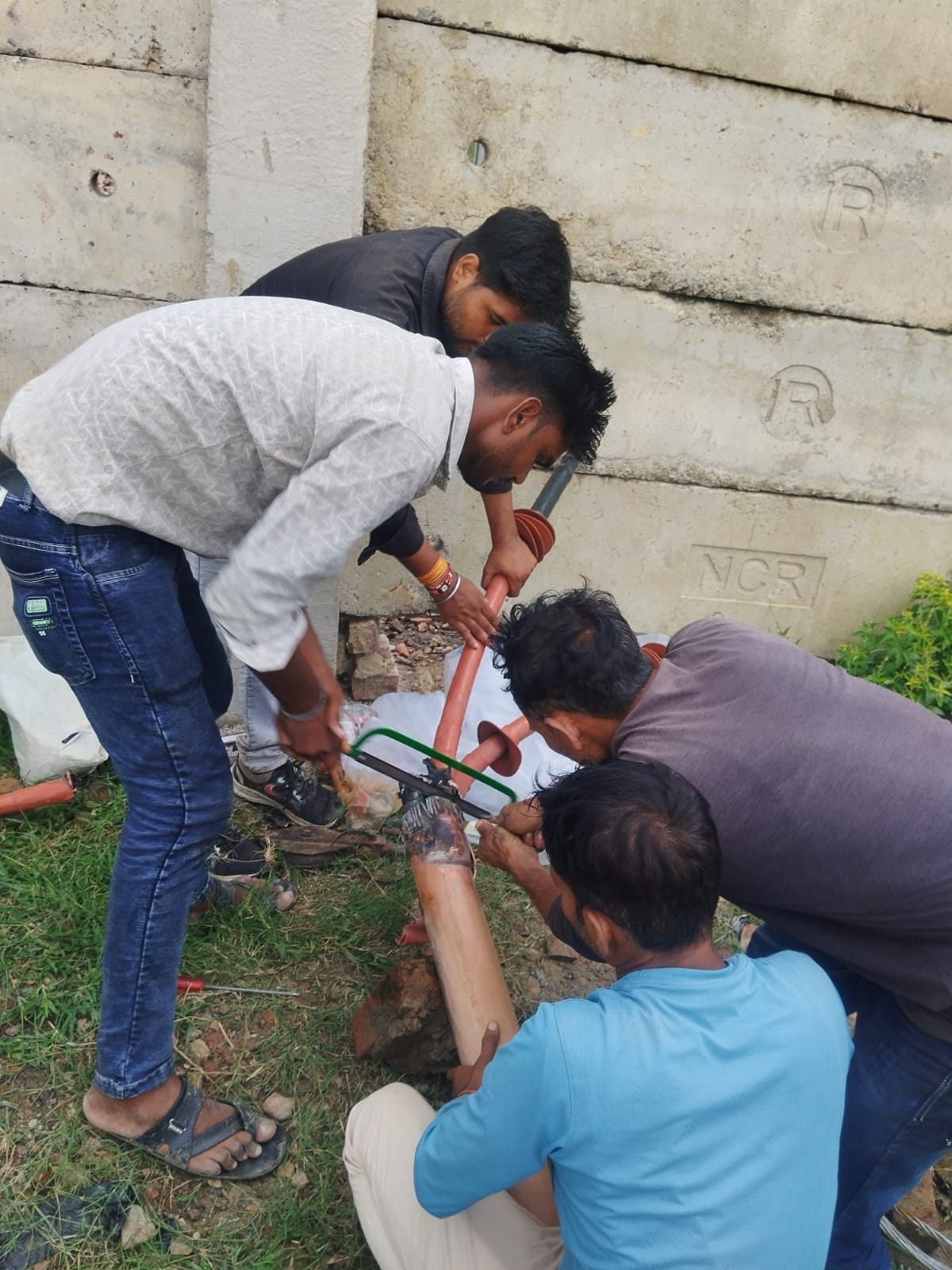 केबिल को दुरुस्त करते कर्मी। स्रोत:कर्मी