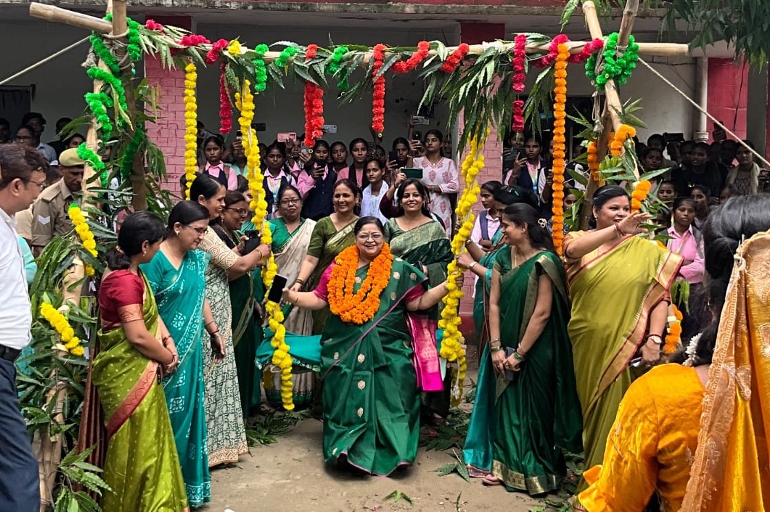 केएनयू में हरियाली रंगोत्सव में झूला झूलती कुलपति प्रो. उमा श्रीवास्तव। स्रोत कालेज