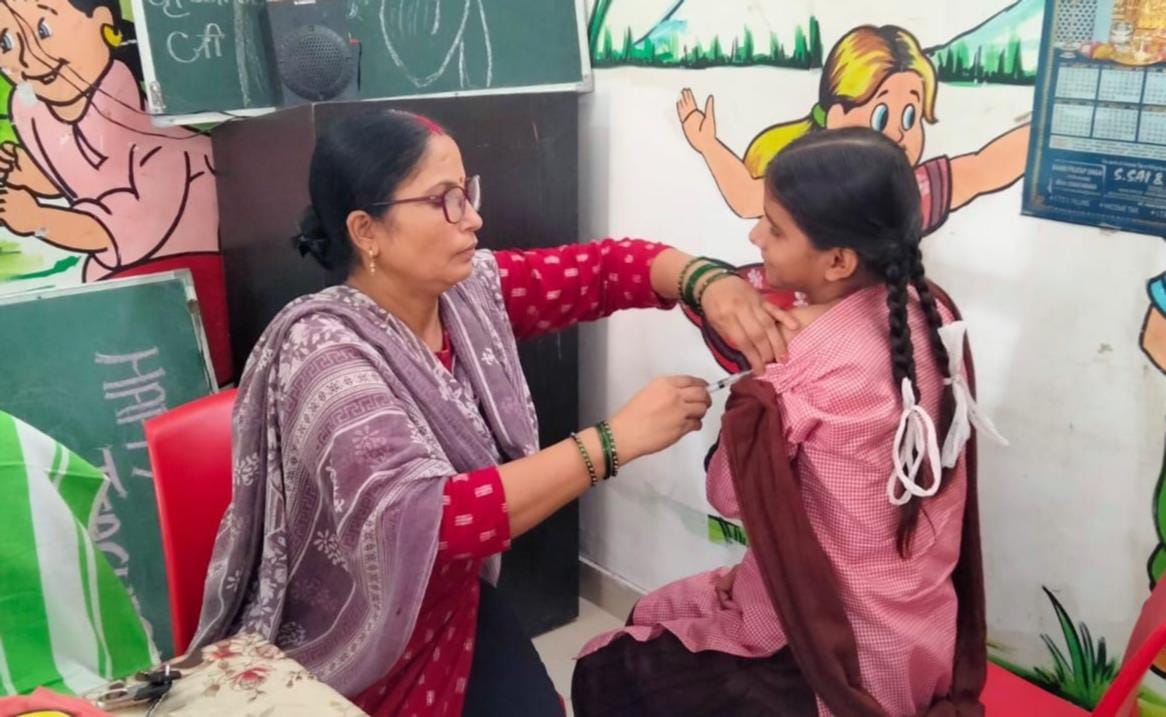 केजीबीवी में छात्रा को टीका लगातीं एएनएम