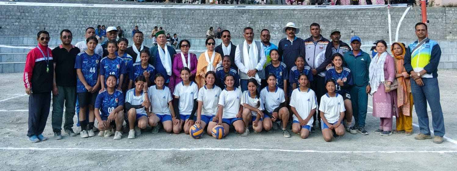 किन्नौर के ग्याबोंग में अंडर-19 छात्राओं की जिला स्तरीय खेलकूद प्रतियोगिता में टीमों के साथ शि