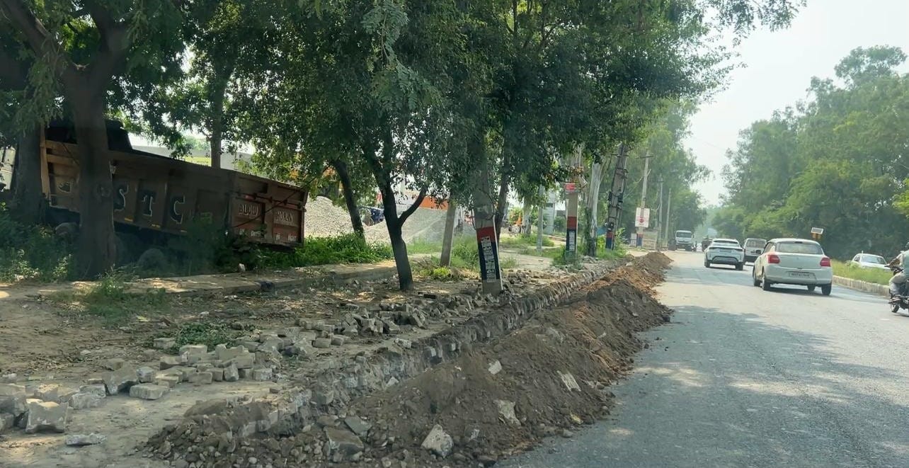 कुरुक्षेत्र। सीएम विधानसभा क्षेत्र की पिपली-लाडवा सड़क किनारे लगती मथाना मार्केट में अधूरा लटका