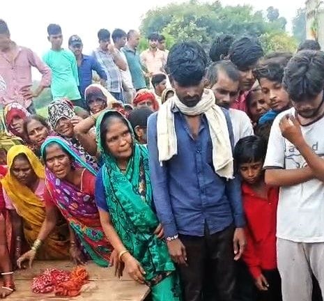 कांट के खपटी गांव के नितेश के शव को देख बिलख पड़े परिजन। स्रोत: वीडियो ग्रेब