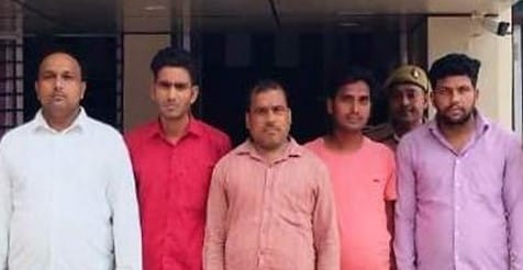 कोतवाली में खड़े गैंगस्टर के आरोपी। स्रोत पुलिस