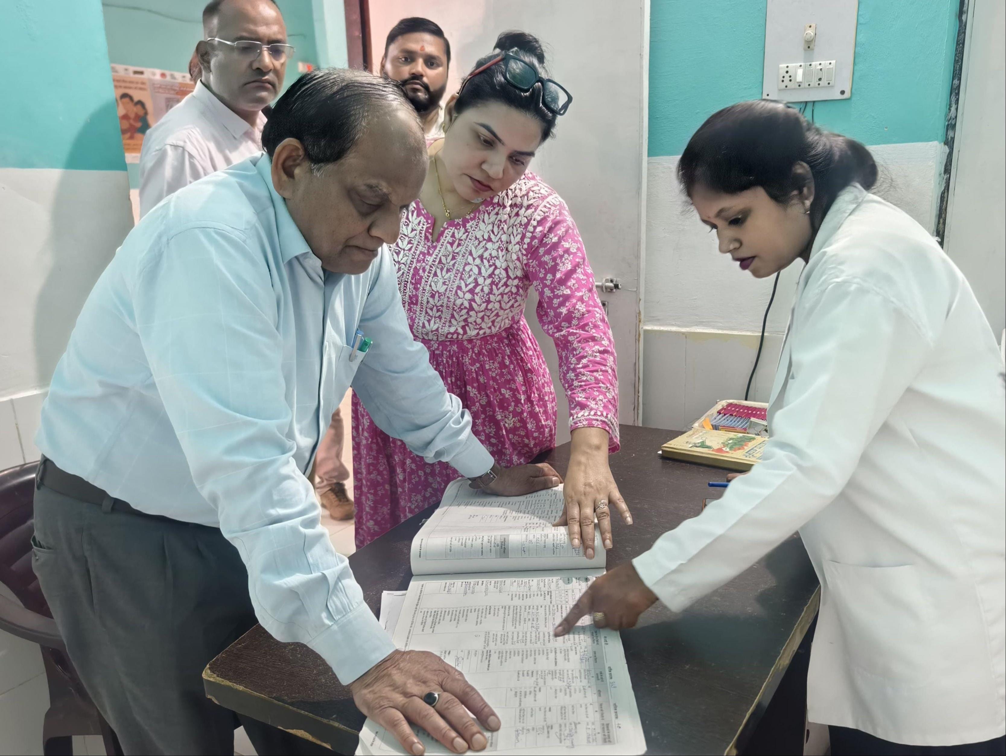खरगूपुर सीएचसी में रजिस्टर चेक करते सीएमओ डॉ. संतलाल पटेल। स्रोत: विभाग 