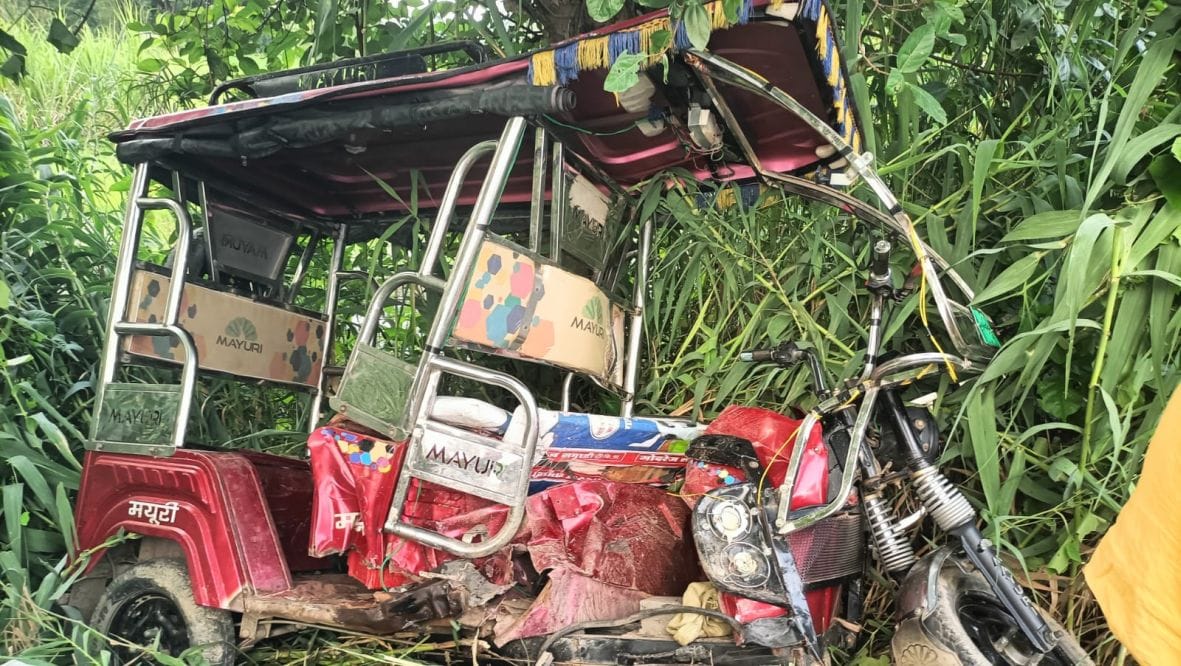  लंभुआ के करनपुर मठिया के पास दुर्घटनाग्रस्त ई-रिक्शा। स्रोत-ग्रामीण