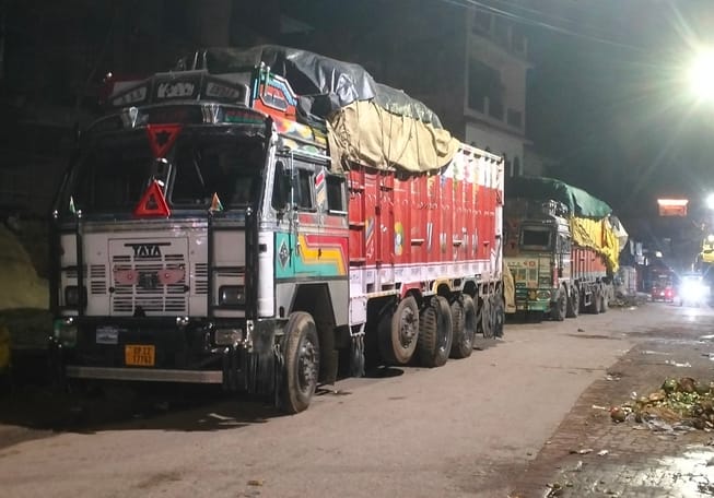 लार बाजार कं मुख्य मार्ग पर खड़े ट्रक