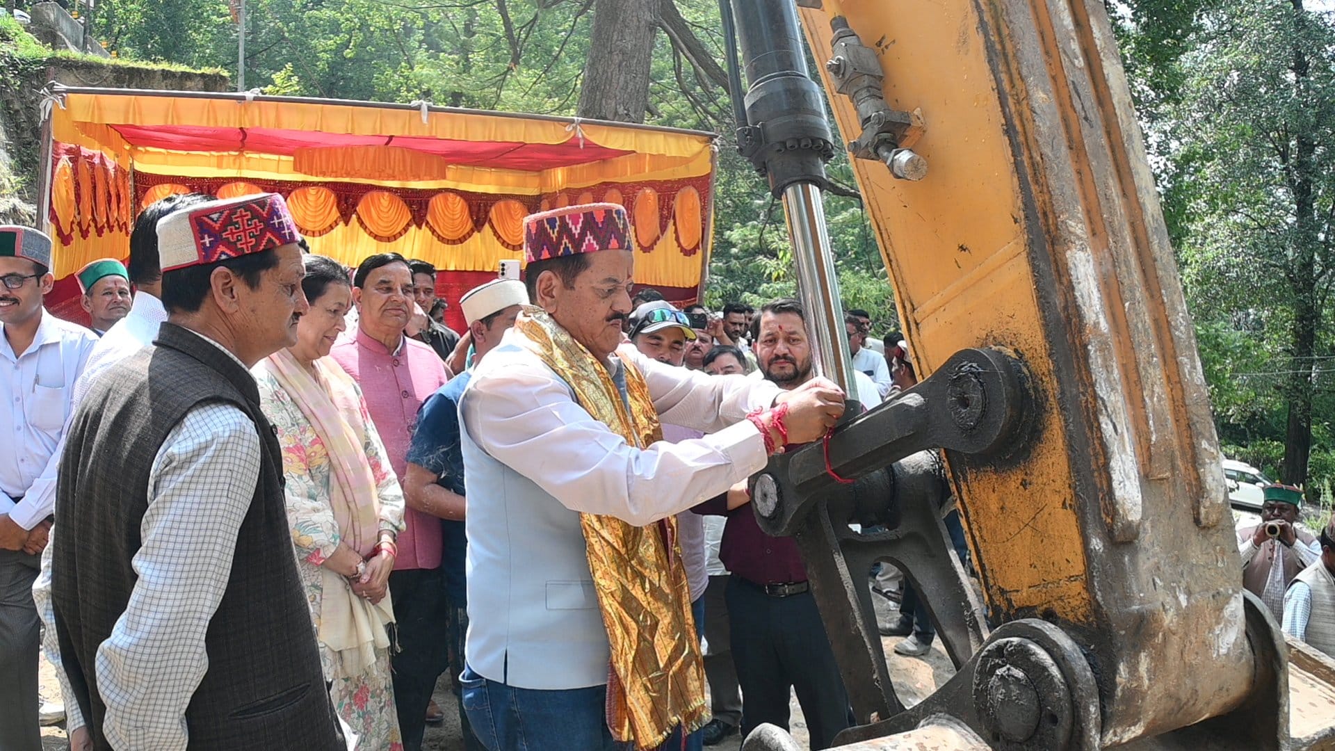 मणिकर्ण घाटी के कटागला, छलाल और रशोल गांवों को जोड़ने वाली बहुप्रतीक्षित सड़क के निर्माण कार्य