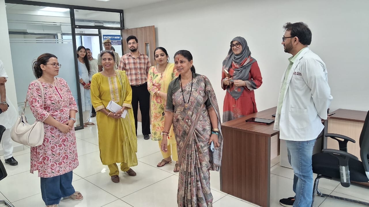 मेडिकल कॉलेज के निरीक्षण के दौरान विद्यार्थियों से बातचीत करतीं हरियाणा राज्य महिला आयोग की उपा