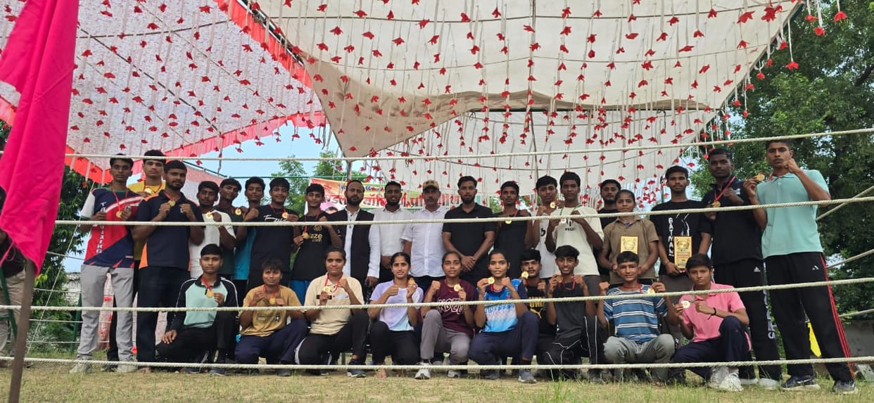 17 boxers from the district won gold medals at the inter-school divisional boxing competition.